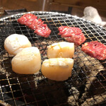 ヤキニク OHANA - 食べ飲み放題コースでのホタテ焼き焼き