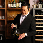 enoteca miyaji - ワインを注ぐシーン