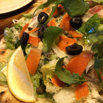 オーノ ボーノ - スモークサーモンと野菜のサラダピザ