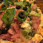 オーノ ボーノ - 生ハムと野菜サラダのピザ