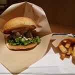 the 3rd Burger - 期間限定メニュー　自家製ホワイトソースの木の子バーガー(590円税別)とフライドポテトドリンクSセット(390円税別)のフライドポテト