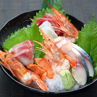 【漁港直送】華やぎある“お造り盛り合わせ”で旬の味覚を堪能