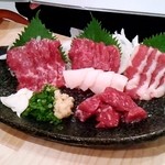 けとばし屋チャンピオン - 極上馬刺し盛り 2人前（手前カイノミ、真ん中こうね、後列左からバラ、モモ、ふたえご）
