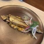 SIZZLE - 鮎のコンフィ　茄子とトマトのソース ソムリエさん絶賛の一品。２時間以上コンフィしているそうです。 大きな鮎。私は子持ち鮎が大好き。今シーズンいただけて良かった。 コンフィしてから、ゆっくりと鉄板でやいてくれました。 茄子とトマトのソースもまろやか。美味しい。