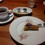 Gamba Koruta - ４品目   ミックスベリーのケーキ、レギュラーコーヒー。