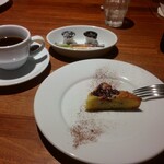 ガンバコルタ - ４品目   ミックスベリーのケーキ、レギュラーコーヒー。