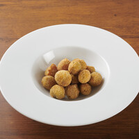 チーズパン粉で揚げたオリーブフリット