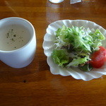 風のアトリエ - コーンポタージュスープと野菜サラダ