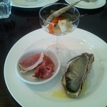 シェ ヌウ - 小魚と野菜のピクルス、無花果ハモン、岩ガキ