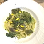 La Brianza - エスカルゴバジルクリームソーススパゲッティドライケールと菊、フェンネルだかディルだか添えられているハーブがさわやかさをプラスしていて、食感も楽しくおいしい。