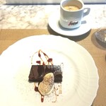 La Brianza - ピエモンテ州のアマレットを使って作られるカカオプリンボネとアイスクリーム、ディカフェのコーヒー。ボネがまったり濃厚、一口ごと満足感☆