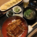 Sumiyaki Unagi Ozeki - 鰻丼セット（1尾分）と出汁巻、ビール
      セットに肝吸、鰻ざく、昆布巻、香の物が付いてます。4,600円。