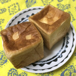 自然派パン工房 三星堂 - キューブ型のクリームパン