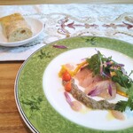 クリマ ディ トスカーナ - 本日の前菜　明石浦 サワラ　北海道 カスベ肝ソース　秋サラダ