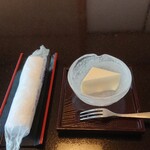福松荘 - お出迎えのチーズケーキとお茶