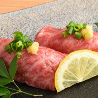 霜降り肉の炙り寿司