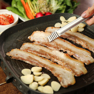 熱々の鉄板で焼き上げるサムギョプサルセットが人気◎