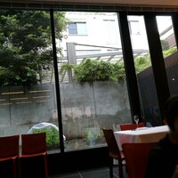 テストキッチンエイチ - カプレーゼに乗っていたバジルはこの中庭で栽培されているようです。素敵！
