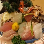 福松荘 - 刺身盛り！タイ、平目、金目、メジナ、ウスバハギ、サザエ、イサキ、むつ