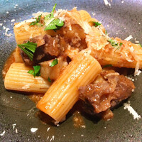 日本のイタリア料理店 sai - 牛テールと蓮根の赤ワイン煮込みリガトーニ