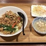 タイスタイル トゥクトゥク - ランチメニュー「バミーヘーン ガパオ ガイ(汁なしガパオ玉子麺)」(800円)