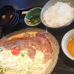 レストラン 牛石 - ステーキの肉、ちょっと薄くなったんちゃうか～とツレ。過去の記憶、割り増ししてる？