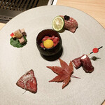 個室焼肉 銀座きたお - ♦︎前菜お肉5種
                                黒毛和牛のユッケ、牛生ハムのチーズ巻き、黒毛和牛のたたき、黒毛和牛とキャビアの炙り寿司、和牛レバー南蛮漬け