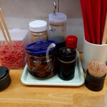 金田家 - 卓上の調味料など