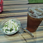 カラオケファンタジー - 料理写真:抹茶ソースソフトに烏龍茶