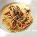 イタリア料理オピューム - 厚切りベーコンの塩気とマッシュルームやしめじ、舞茸など芳醇なきのこがマッチ！ソースの量は控えめだけどまったり濃厚でクリーミー