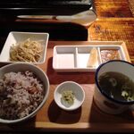 Yakiniku Baru Maru Ushimi-To - 十五穀米，スープ，もやしナムル