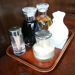 華香亭本店 - 調味料も味わいあるね