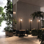 KASHIYAMA DAIKANYAMA CAFE  - シンプルモダンなインテリアは佐藤オオキさんデザイン