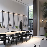 KASHIYAMA DAIKANYAMA CAFE  - シンプルモダンなインテリアは佐藤オオキさんデザイン