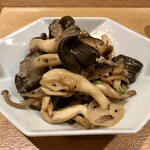 一碗水 - 黒椒炒菌蕈(8種類のキノコと香菜、にんにく、黒胡椒の炒め)