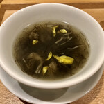 一碗水 - 菊花髪菜干貝(干し貝柱 かみな(ネンジュモ) 菊の花のあつもの)