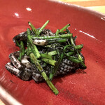 一碗水 - 墨汁炒韮花墨魚(泉州はりいか、花韮、イカ墨ソースで)