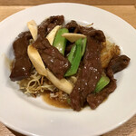 一碗水 - 両面黄牛肉茭白菜心(和牛もも肉、まこもだけ、ユーツァイの餡掛け焼きそば)