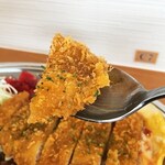 Indean kare - トンカツはサクサク。厚みは薄いんだけど、この薄いカツがカレーとマッチして美味いんだよね。