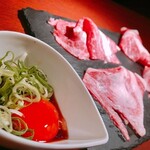 裏なんば 焼肉 富士晃 - 黒毛和牛ロースの炙りユッケ風