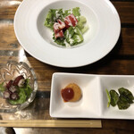 ぐろっと - 先に運ばれてきた前菜とサラダと漬物と。