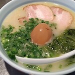 らーめん まる玉 - 玉子入りラーメン（800円）