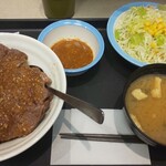 松屋 - 牛ステーキ丼和風オリジナルソースデカ盛り＋生野菜セット