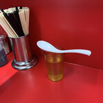 ラーメン二郎 - 綺麗なカウンター。最近、塗り箸と割り箸を挿すお店よく見かけるなぁ。