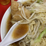 ラーメン二郎 - 非乳化あっさりなスープ