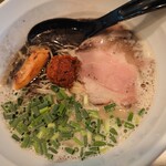 天雷軒 - 2020年10月限定 イカ墨トンコツラーメン(900円)トンコツとイカ墨、そして辛子味噌が混じりあっていく間の味変がなかなかの逸品。替え玉欲しくなるね。