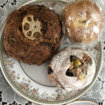 バックシュトゥーベ ツオップ - 蓮根パン￥410、オレンジフロマージュ￥280、ブルーベリーマロン￥324