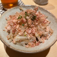 地葉 栄 - 鰹節をまぶしたもやし