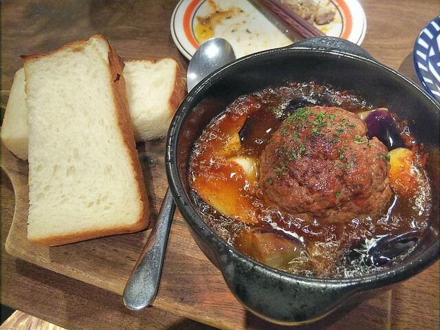 肉団子のアヒージョ は 巨大な肉団子を崩しながらいただく遊び心ある一品 By かりずまてぃっく ひなたキッチン 自由が丘 ビストロ 食べログ