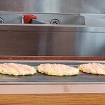 お好み焼き 花ノ木 - 料理写真:店主さんが焼いてます。良い匂いだ〜。